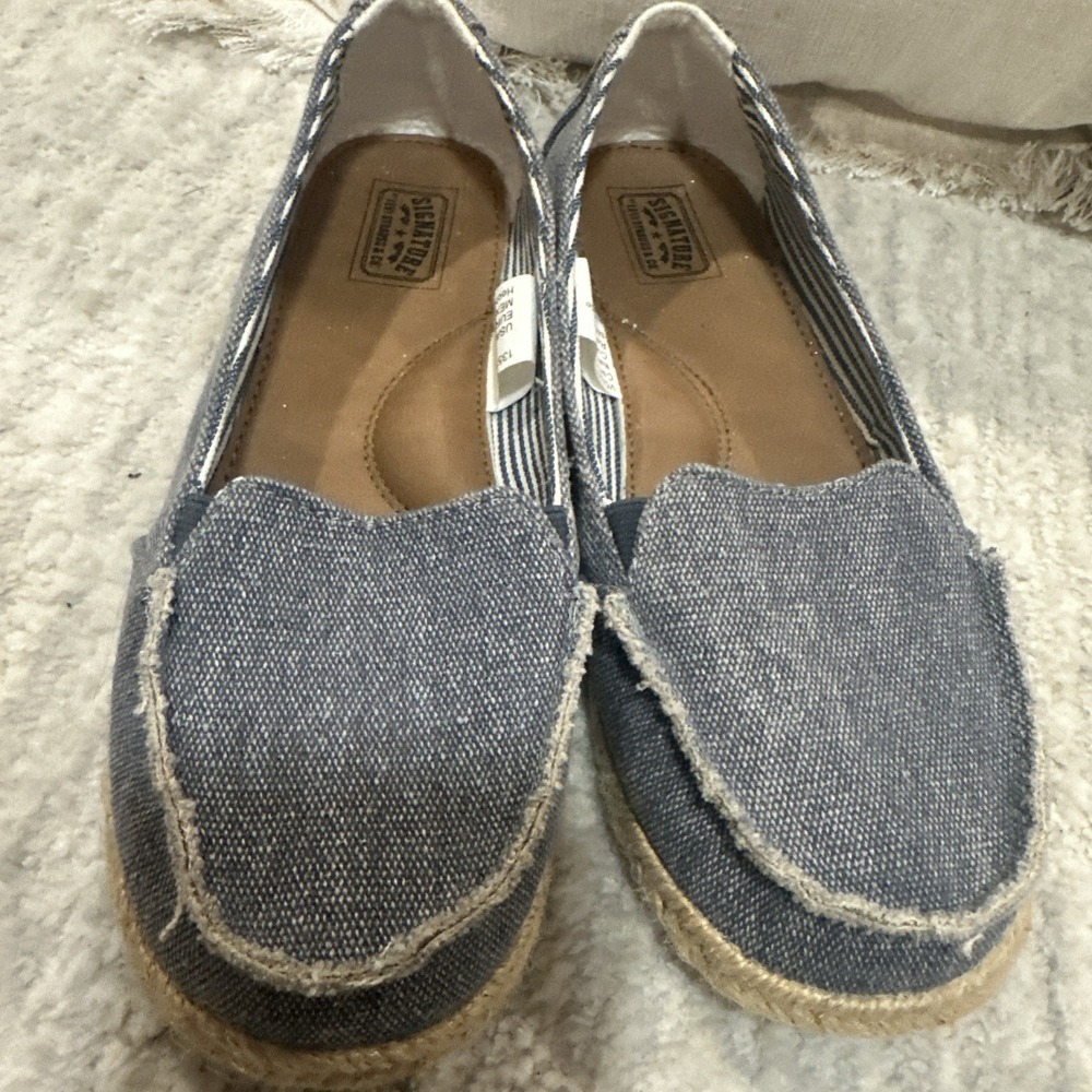 Signature Levi Strauss & Co. Shoes Flats Slip on Canvas Loafers Size 7‎ Comfort